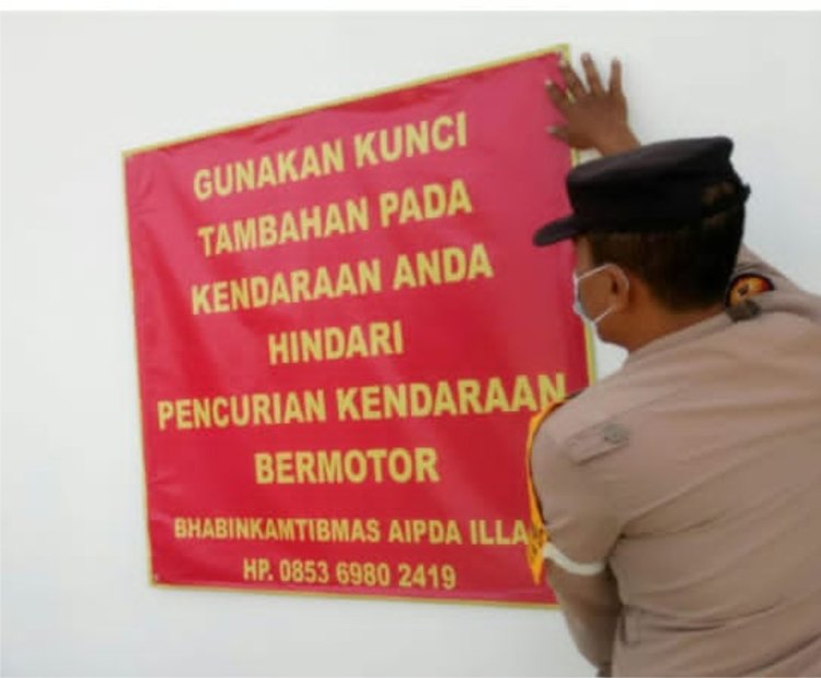 Bhabinkamtibmas Polsek Palas  Polres Lampung Selatan  Pasang Banner “HIMBAUAN PASANG KUNCI GANDA KENDARAAN BERMOTOR”