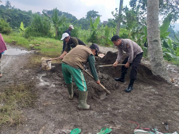 Antisipasi Banjir,Kanit Binmas Gotong Royong Perbaiki Saluran Air