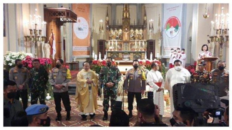 Kunjungi Gereja Katedral, Kapolri Bersama Panglima TNI Cek Pengamanan Natal 2022