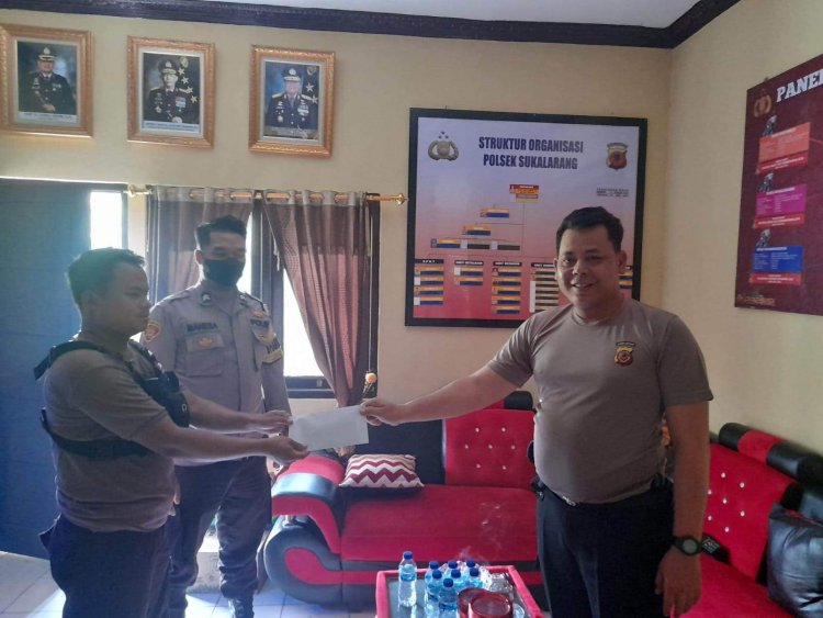 Kapolsek Sukalarang Berbagi Tali Asih Kepada PHL Polsek Sukalarang