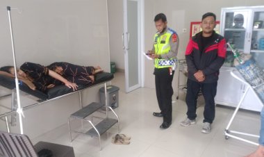 Polisi Bawa Warga Yang kecelakaan di jalan ke klinik