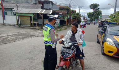 Polisi Berikan Teguran Secara Humanis Kepada Pelanggar Lalu Lintas