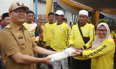 Pemprov Serahkan Bantuan sekaligus Mendorong Nelayan Memiliki Badan Hukum Legal