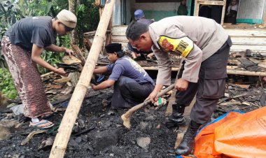 Kapolsek Tinjau Lokasi Kebakaran,Bantu Bersihkan Puing Puing