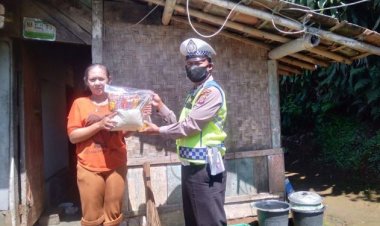 Polsek Sukalarang  Berikan Santunan Kepada Warga  Kurang Mampu