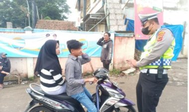 Unit Lantas Polsek Sukalarang Berikan Himbauan Prokes Kepada Warga