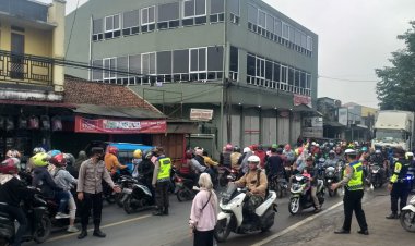 Gatur Lalin Pagi, Polisi Berikan Kelancaran Dijalan Raya