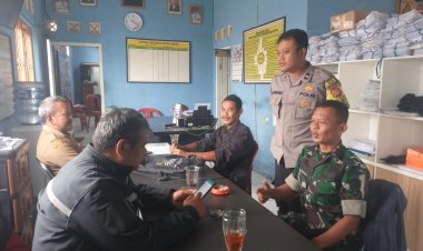 Sinergitas TNI-POLRI, Bhabinkamtibmas Bersama Babinsa Desa Cipurut Jaga Wilayah Tetap Kondusif