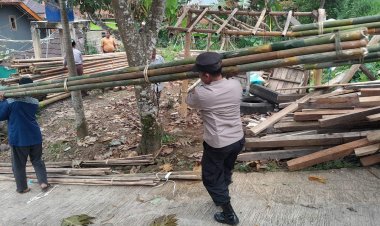Giat Jumat Bersih, Personel Polsek Sukalarang Ikut Kerja Bakti