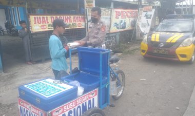 Jumat Berbagi, Polsek Sukalarang Bagikan Nasi Kotak Kepada Masyarakat