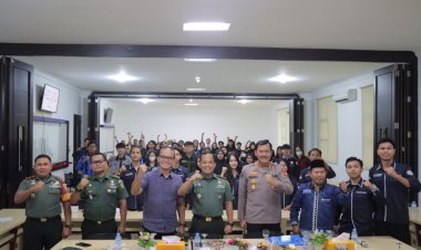 Kabid Humas Polda Lampung Beri Materi Latihan Keterampilan Menajemen Mahasiswa