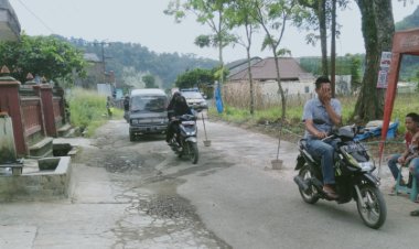 Warga Di Desa Cireunghas, Perbaiki Jalan Yang Rusak Secara Swadaya