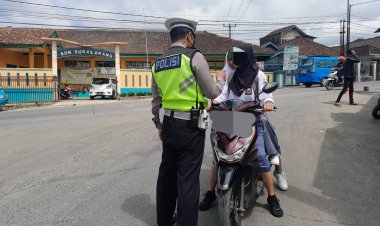 Unit Lantas Polsek Sukalarang Berikan Teguran Humanis Pada Pelajar