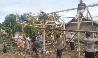Bersama Masyarakat Bersama Bhabinkamtibmas dan Babinsa Bangun Kembali Rumah Roboh di Desa Negara Ratu, Natar, Lampung Selatanr