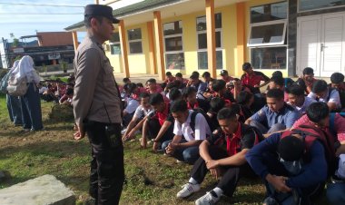 Polisi Berikan Penyuluhan Kepada Pelajar Terlambat Masuk Sekolah