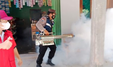 Cegah DBD, Bhabinkamtibmas Polsek Palas Polres Lampung Selatan Lakukan Fogging
