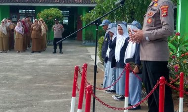 Kasat Binmas Polres Pesawaran AKP Matera Berikan Pembinaan dan Penyuluhan Kenakalan Remaja Melalui Upacara Bendera Hari Senin