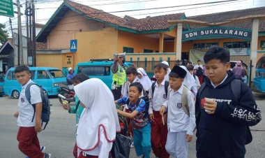 Wujud Kepedulian, Polisi Bantu Anak-Anak Sekolah Menyeberang Jalan