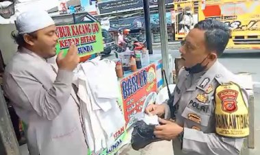 Peduli Dengan Warganya, Bhabinkamtibmas Polsek Sukalarang Bagikan Pakaian