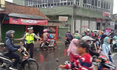 Pelayanan Kepada Masyarakat, Polsek Sukalarang Gatur Lalin di Pagi Hari