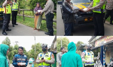 Berikan Perhatian Kepada Masyarakat, Polisi Bagikan Nasi Kotak