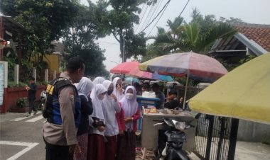 Bhabinkamtibmas Polsek Panyileukan Polrestabes Bandung Sambang Sekolah Lakukan Pengecekan Pedagang Chiki Ngebul