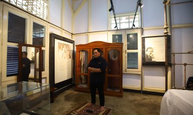 Kunjungi Rumah Bung Karno, Erick Tohir Berwudu Lalu Salat