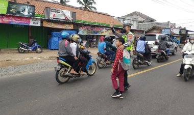 Polisi Sebrangkan Anak Sekolah, Bukti Pengayoman Bagi Masyarakat