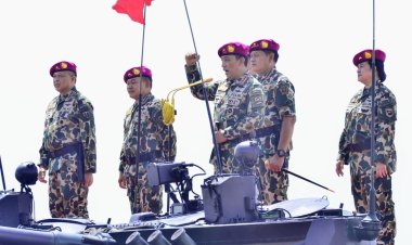 Disematkan Jadi Warga Kehormatan Korps Marinir, Kapolri: Sinergitas TNI-Polri Makin Kokoh