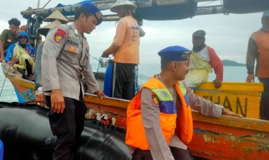 Sat Pol Air Polres Lampung Selatan Sambangi Nelayan di Selat Sunda