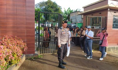 Berikan Pelayanan Untuk Masyarakat, Polsek Sukalarang Gatur Depan Sekolah