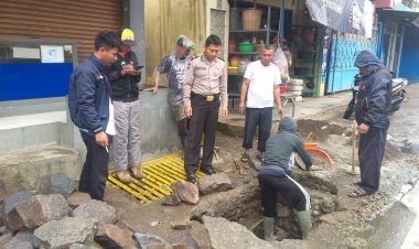Antisipasi Banjir, Polisi Bantu Warga Perbaiki Gorong-Gorong