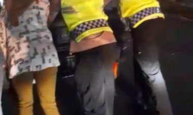 Salut, Polisi Polsek Sukalarang Sigap Bantu Mobil Yang Mogok