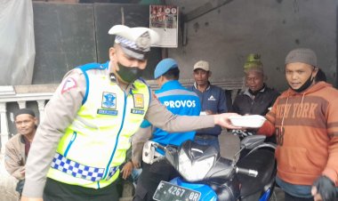 Indahnya Berbagi, Polisi Bagikan Nasi Kotak Sambil Dikmas Lantas
