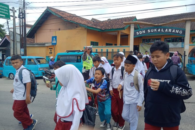 Wujud Kepedulian, Polisi Bantu Anak-Anak Sekolah Menyeberang Jalan