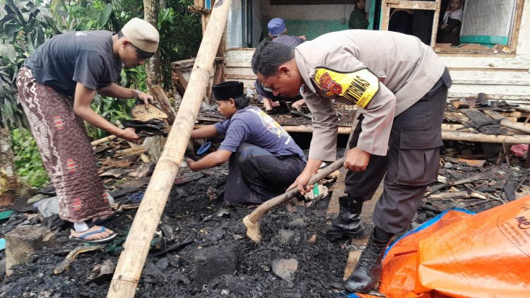 Kapolsek Tinjau Lokasi Kebakaran,Bantu Bersihkan Puing Puing