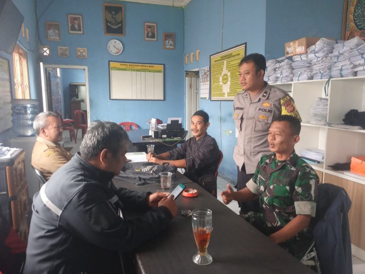Sinergitas TNI-POLRI, Bhabinkamtibmas Bersama Babinsa Desa Cipurut Jaga Wilayah Tetap Kondusif