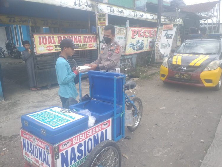 Jumat Berbagi, Polsek Sukalarang Bagikan Nasi Kotak Kepada Masyarakat