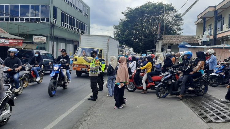 Pelayanan Gatur Lalu lintas Siang Unit Lantas Polsek Sukalarang