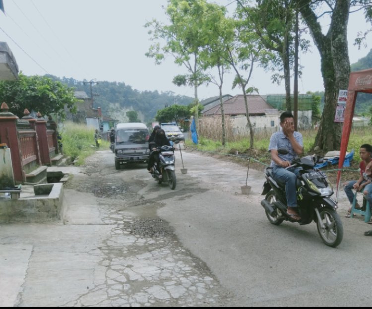 Warga Di Desa Cireunghas, Perbaiki Jalan Yang Rusak Secara Swadaya