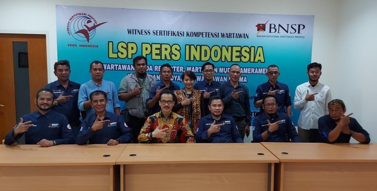 Sebagian asesor LSP Pers Indonesia foto bersama setelah pelaksanaan Sertifikasi Kompetensi Wartawan atau SKW perdana oleh tim tekhnis dari BNSP di Gedung Serbaguna LSP Pers Indonesia. (21/1/2022)