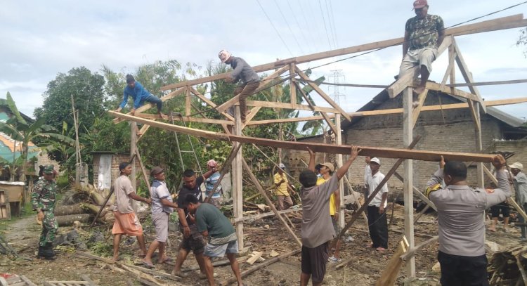 Bersama Masyarakat Bersama Bhabinkamtibmas dan Babinsa Bangun Kembali Rumah Roboh di Desa Negara Ratu, Natar, Lampung Selatanr