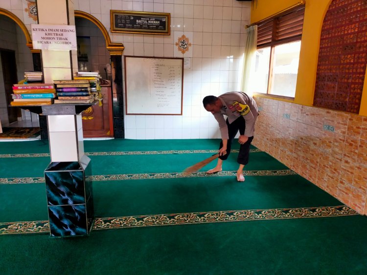 Polisi melaksanakan kegiatan jumsih (jumat bersih) di masjid Baitul Hikmah