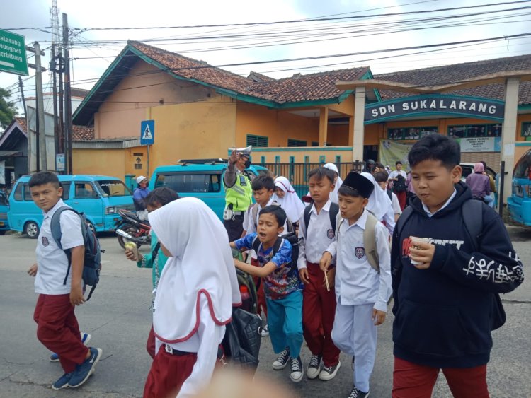 Wujud Kepedulian, Polisi Bantu Anak-Anak Sekolah Menyeberang Jalan