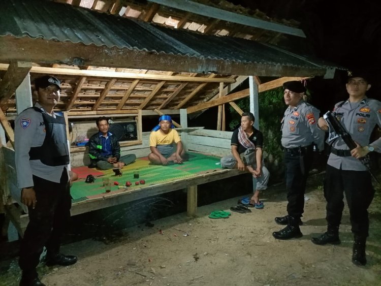 Cegah Kejahatan, Bhabinkamtibmas Polsek Sidomulyo dan Anggota Patroli Polres Lampung Selatan Giat Patroli Malam