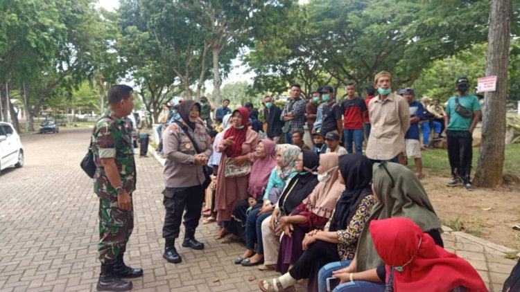 Pimpin Langsung, Kasat Binmas Polres Lampung Selatan Amankan Aksi Demo Di Depan Kantor Inspektorat Lamsel