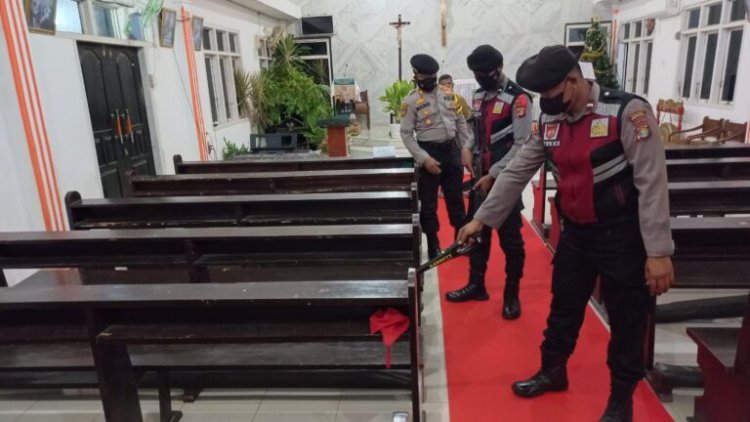 Sat Samapta Polres Pesawaran Polda Lampung Sterilisasi Gereja Santo Yohanes Negeri Katon