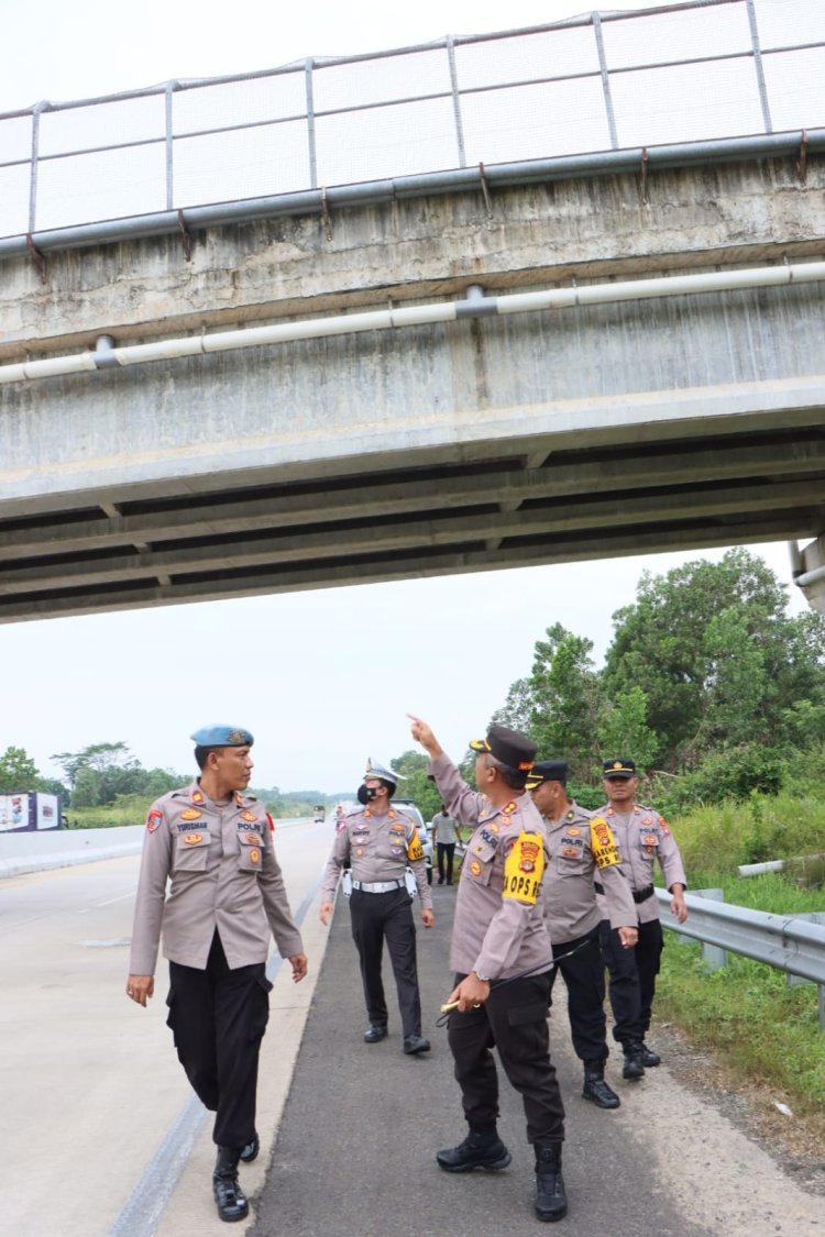 Antisipasi Lempar Kaca Kendaraan Saat Mudik Nataru, Kapolres Pesawaran Polda Lampung Cek Lokasi Jalan Tol Tegineneng