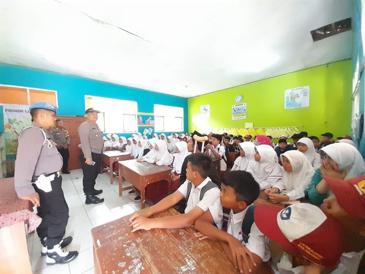 Kapolsek Sukalarang Melaksanakan Sosialisasi Dan Himbauan Ke Sekolah Dasar