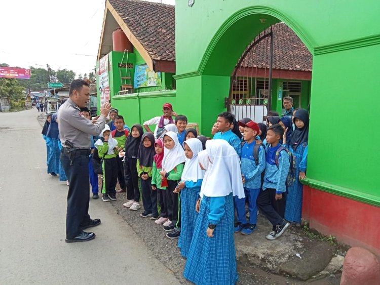 Polsek Cireunghas Laksanakan Sosialisasi Bahaya Nitrogen Cair Pada Makanan Chiki Ngebul